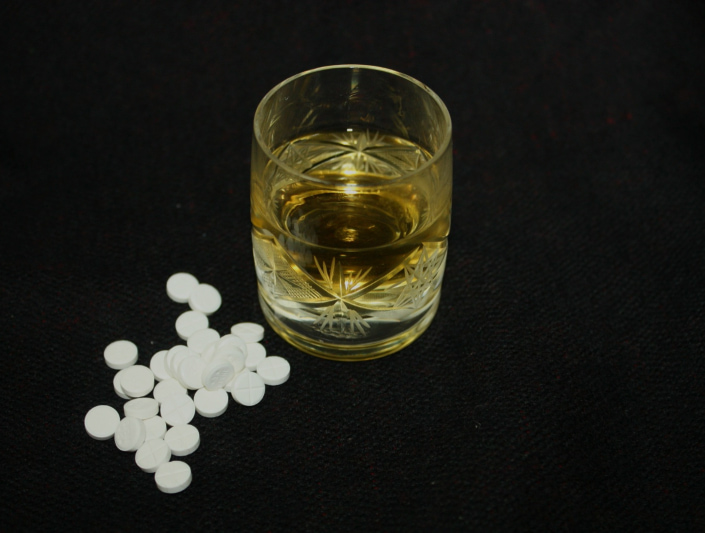 бокал и таблетки